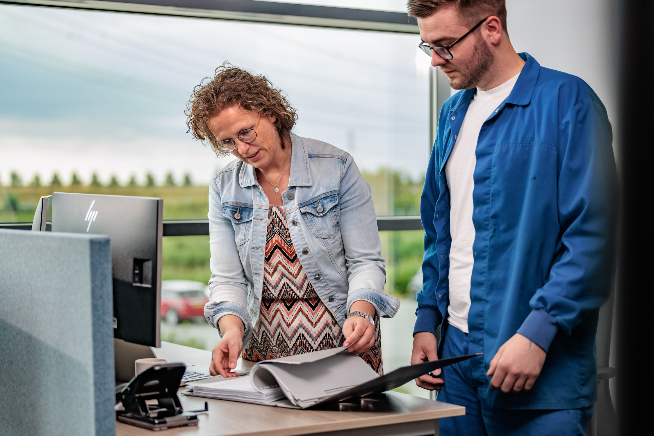 Vacatures mensen aan het werk aan bureau Lion Foods