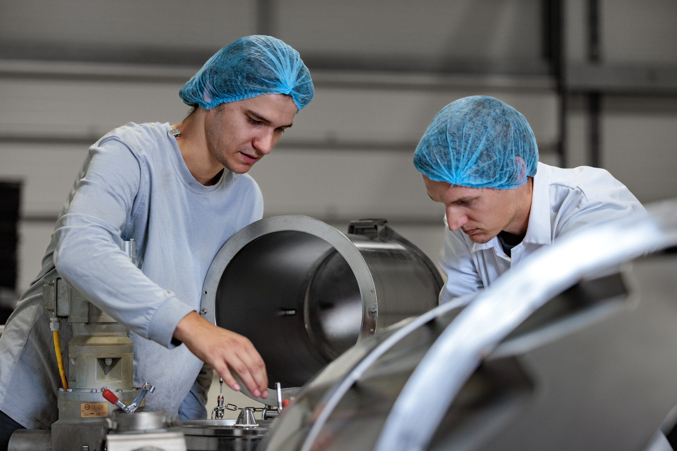 Technische monteurs repararen machine in fabriek bij Lion Foods