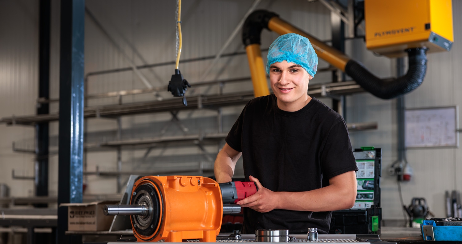 Monteur aan het werk bij Lion Foods